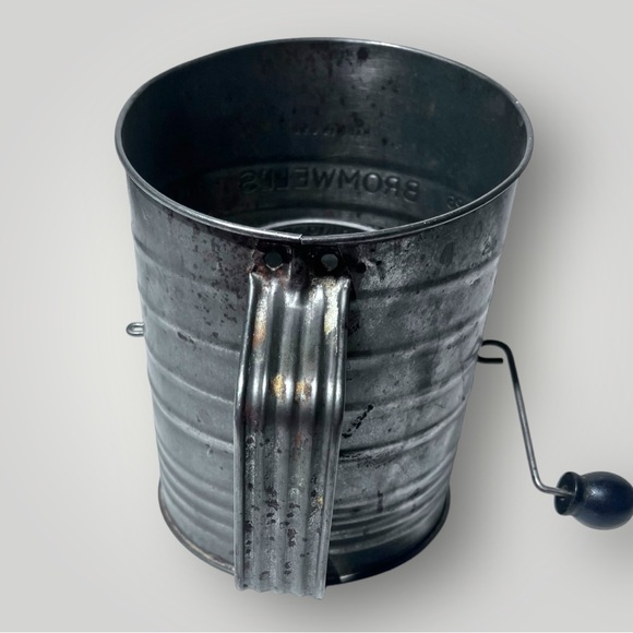 Antique Bromwell Measuring Sifter - 5 Cups - Picture 7 of 14